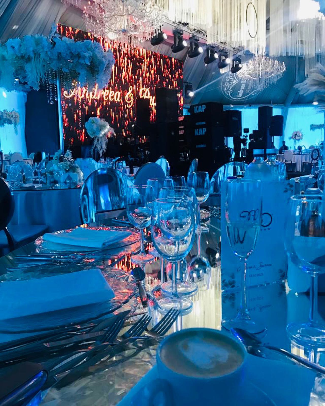 De ce a lipsit Teo Trandafir de la nunta lui Bursucu. A fost marea absentă. Imagini spectaculoase cu mirii, invitații și tortul de 8 etaje FOTO