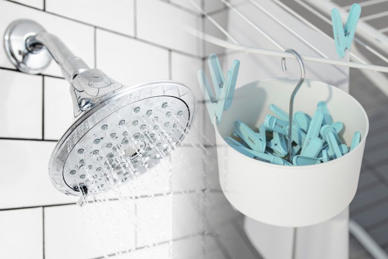 De ce gospodinele istețe prind un cârlig de dușul din baie. Trucul e genial