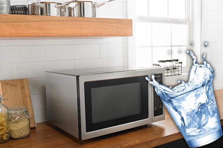 De ce să nu încălzești niciodată apa la microunde. Cât de periculos este, de fapt