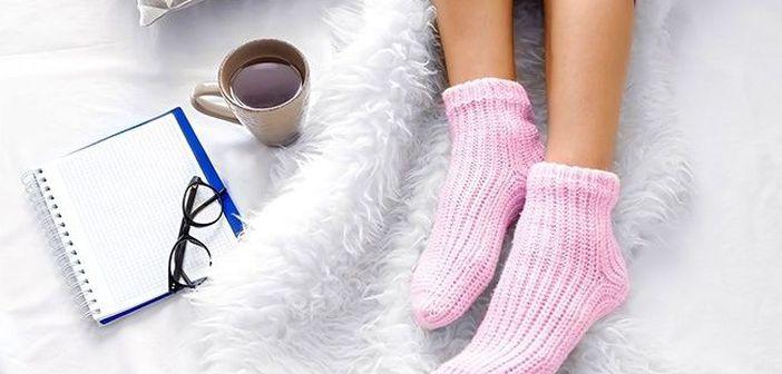 Este bine sa dormi cu sosete in picioare
