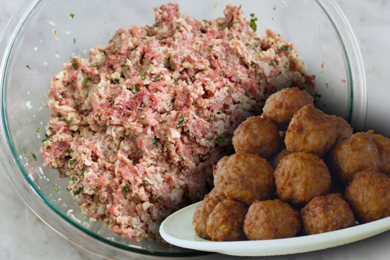 Ingredientul de aur care schimbă radical gustul chiftelelor. Ce să adaugi în carne înainte de a le prăji. Vor ieși senzaționale