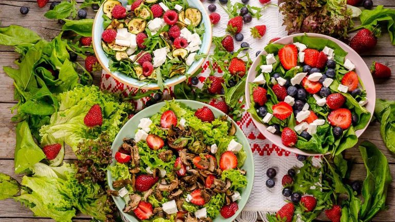 Ingredientul pe care să nu-l pui niciodată în salate. Mulți români îl folosesc fără să știe că fac o mare greșeală