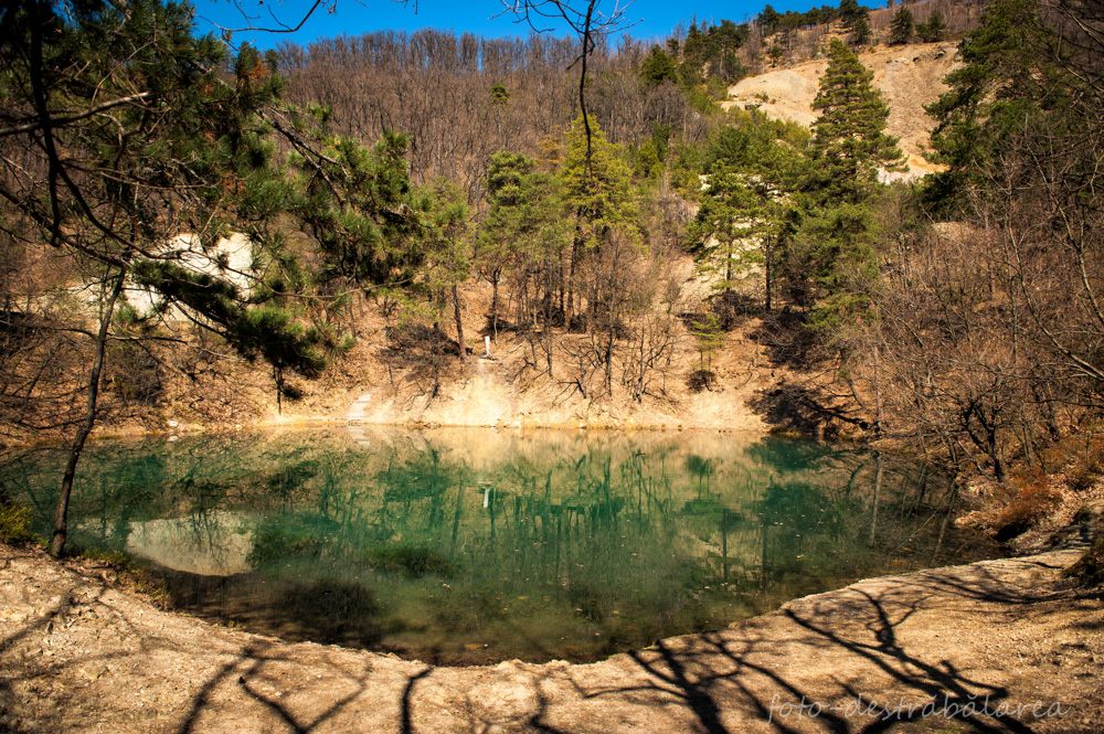 Lacul Albastru, singurul lac din lume care isi schimba culoarea in functie de anotimp