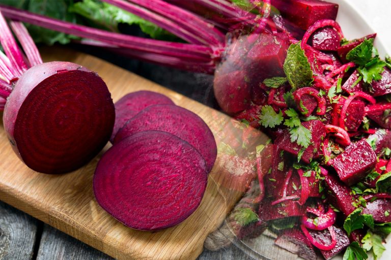 Salată de sfeclă roșie la borcan. Secretul care o face să se păstreze crocantă până anul viitor