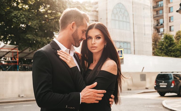 Îl iubesc, dar știu că se folosește de mine. El este căsătorit, vine la mine doar când își dorește el