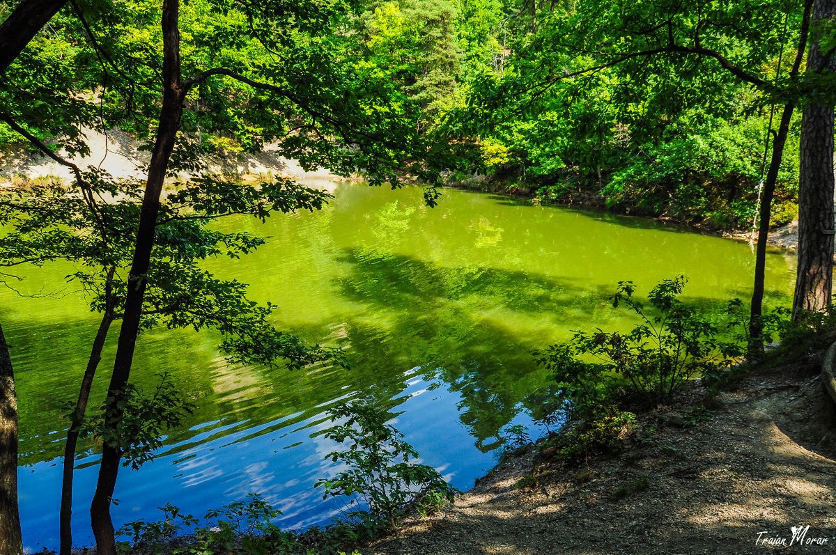 Lacul Albastru, singurul lac din lume care isi schimba culoarea in functie de anotimp