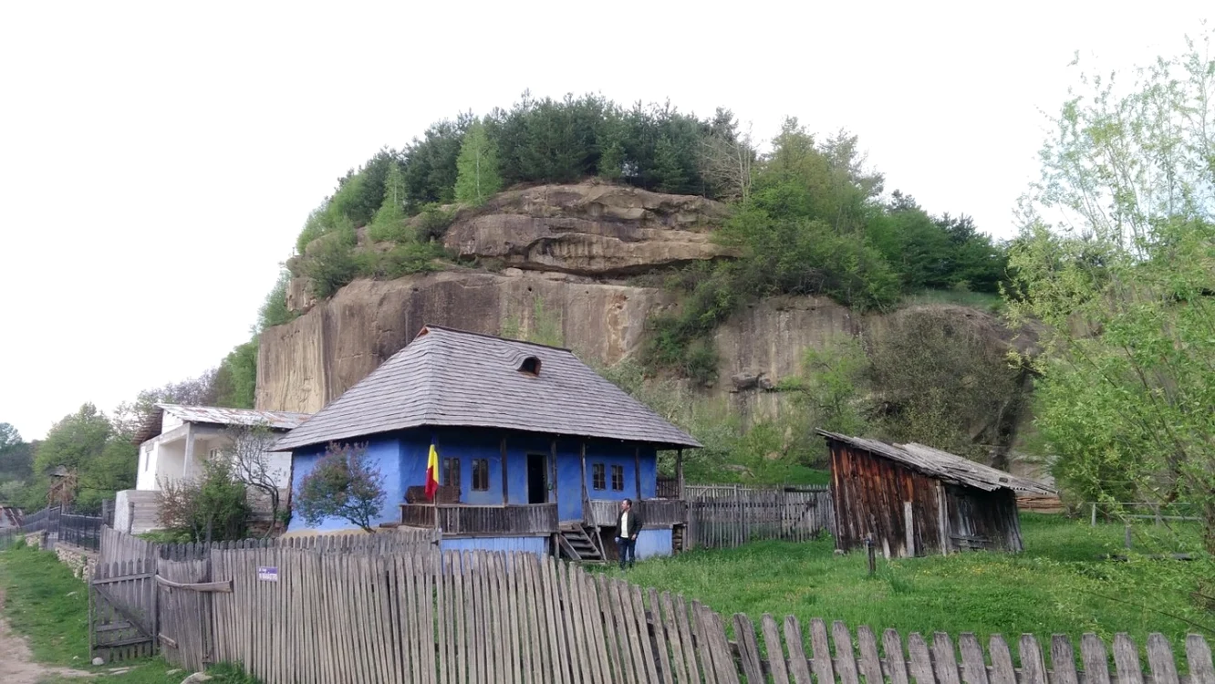 Cum arată casa din România care are propria cascadă în curte