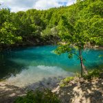 Lacul Albastru, singurul lac din lume care isi schimba culoarea in functie de anotimp