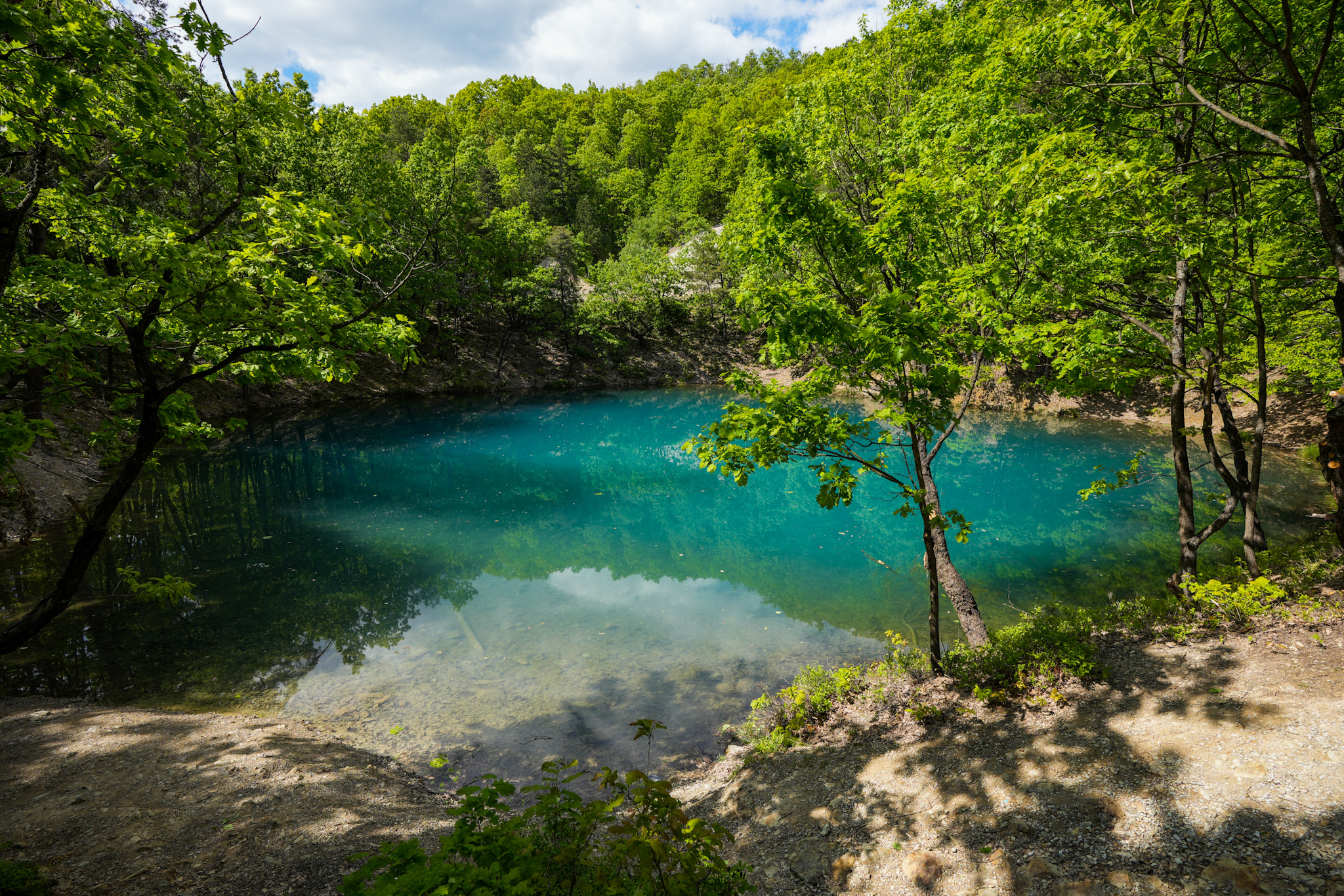 Lacul Albastru, singurul lac din lume care isi schimba culoarea in functie de anotimp