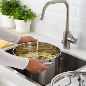 Cea mai simplă și eficientă metodă care curăță calcarul de pe oale