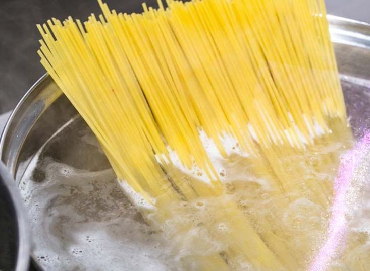 Ce să pui neapărat în apa în care fierbi pastele. Ingredientul secret pe care îl folosesc italienii