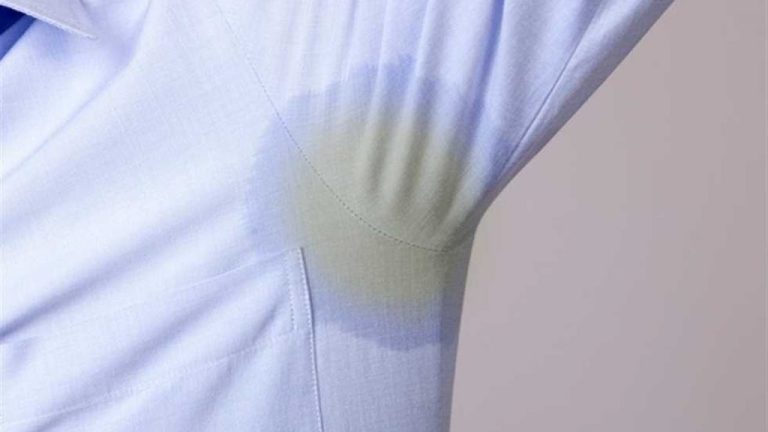 Cum cureți petele galbene de la subraț. Ce trebuie să aplici de fapt pe haine pentru rezultate excepționale