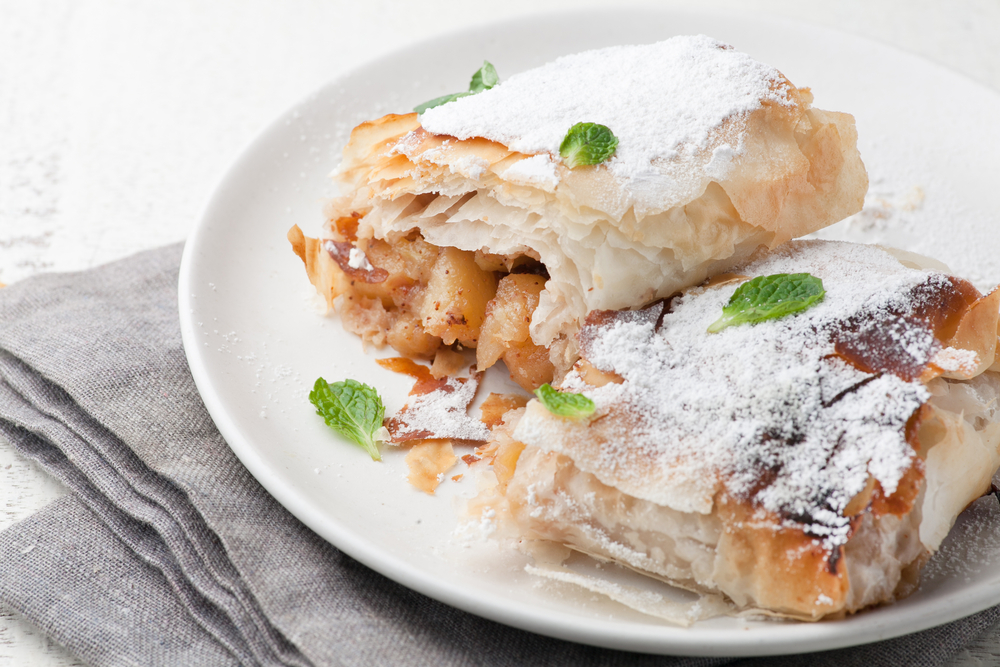 Cu ce să ungi plăcinta cu mere înainte de a o băga la cuptor