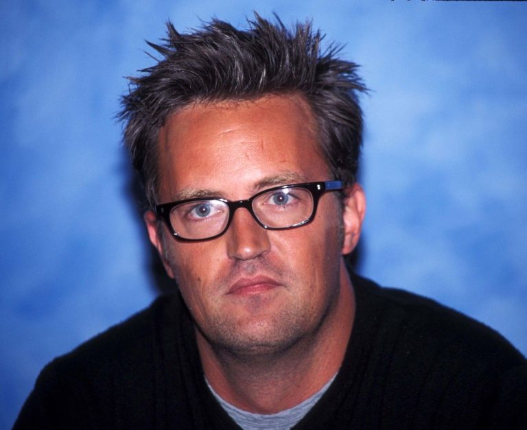 De ce a murit Matthew Perry, actorul din celebrul serial Friends. Cum a fost găsit. Apropiații sunt șocați