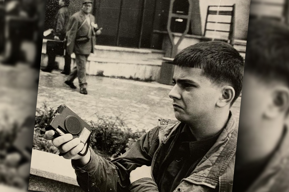 Adolescentul din imagine a devenit o mare vedeta in Romania. Toata lumea vorbeste de el, il recunosti