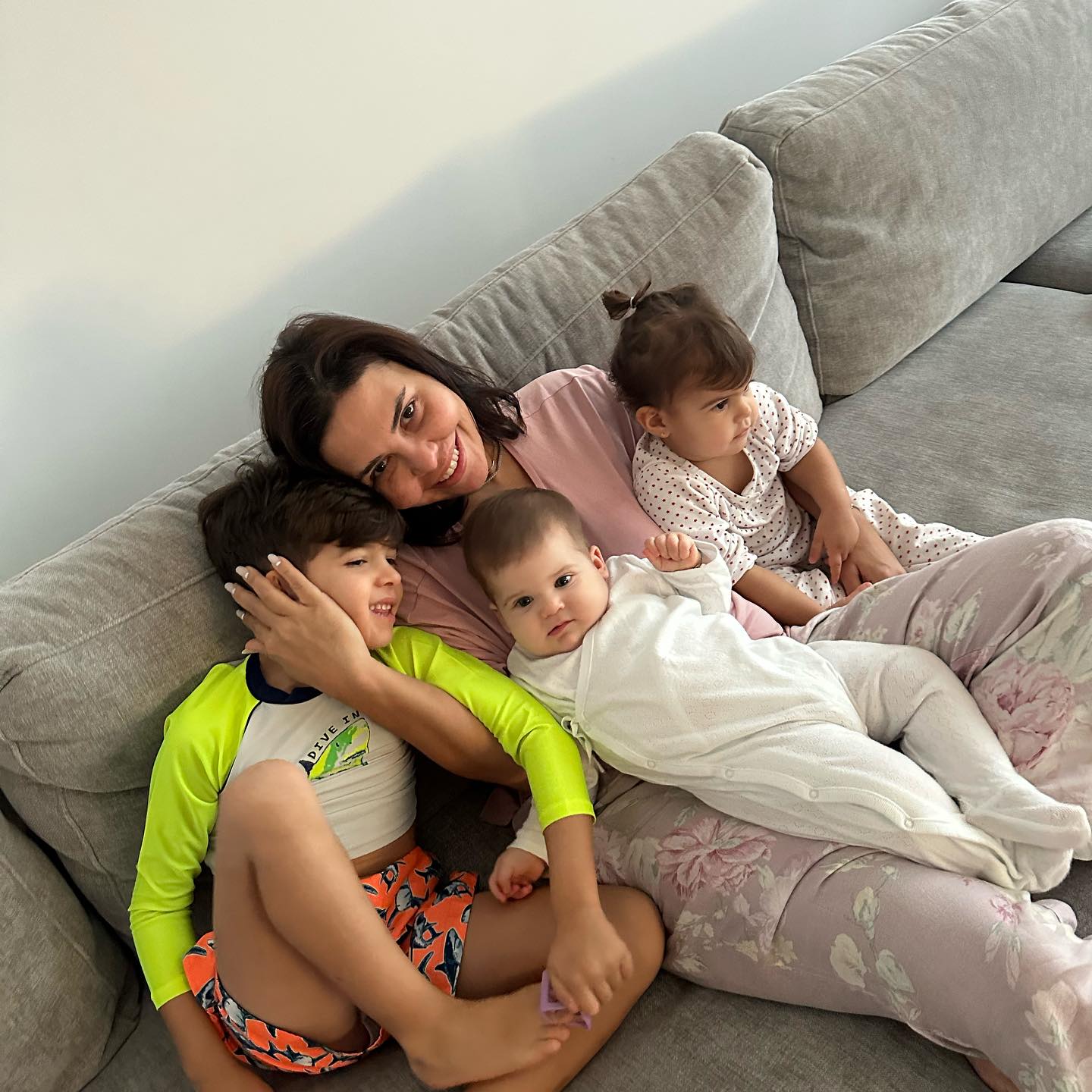 Prin ce provocări trece Andreea Popescu în rolul de mamă a trei copii