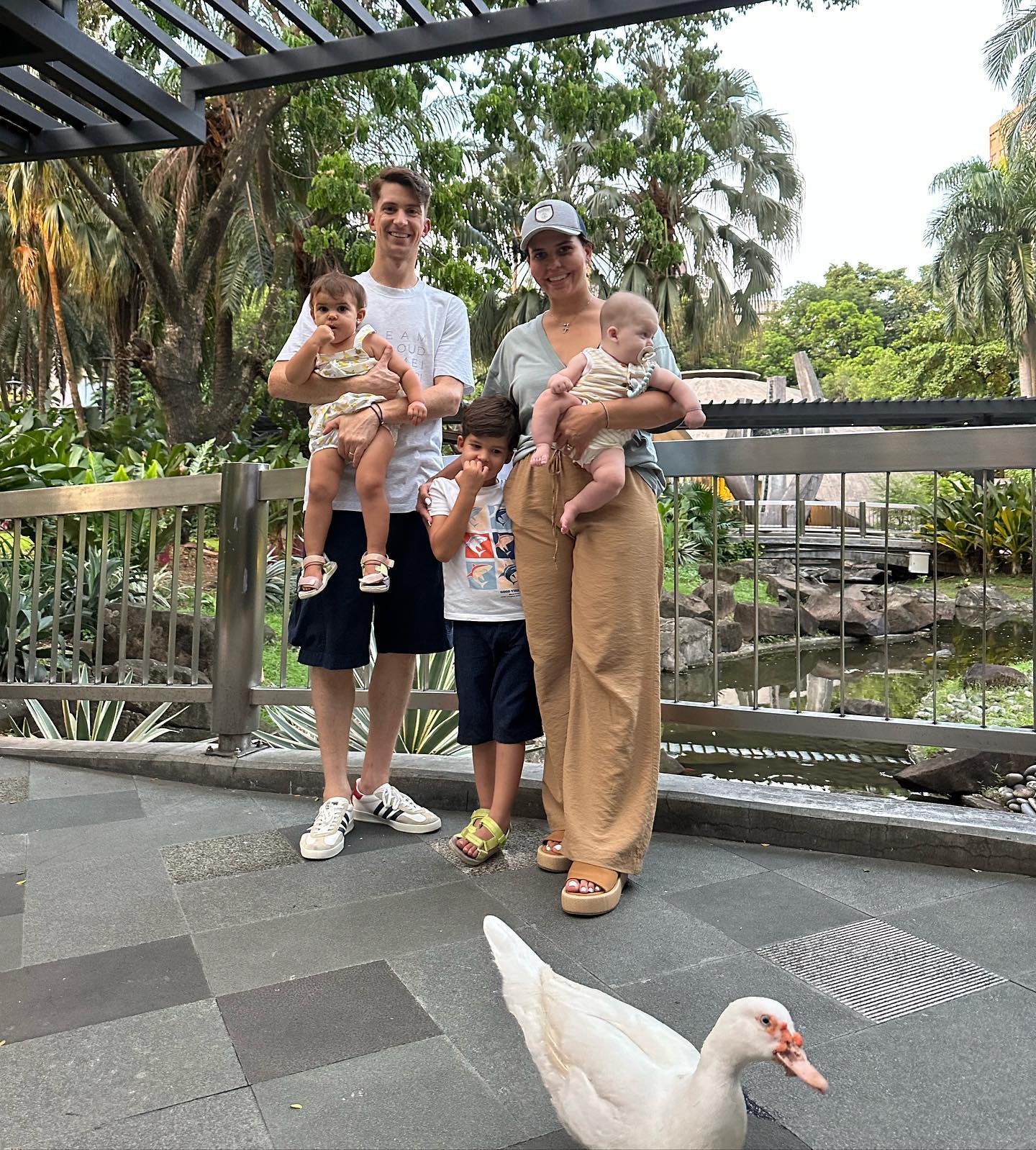 Prin ce provocări trece Andreea Popescu în rolul de mamă a trei copii