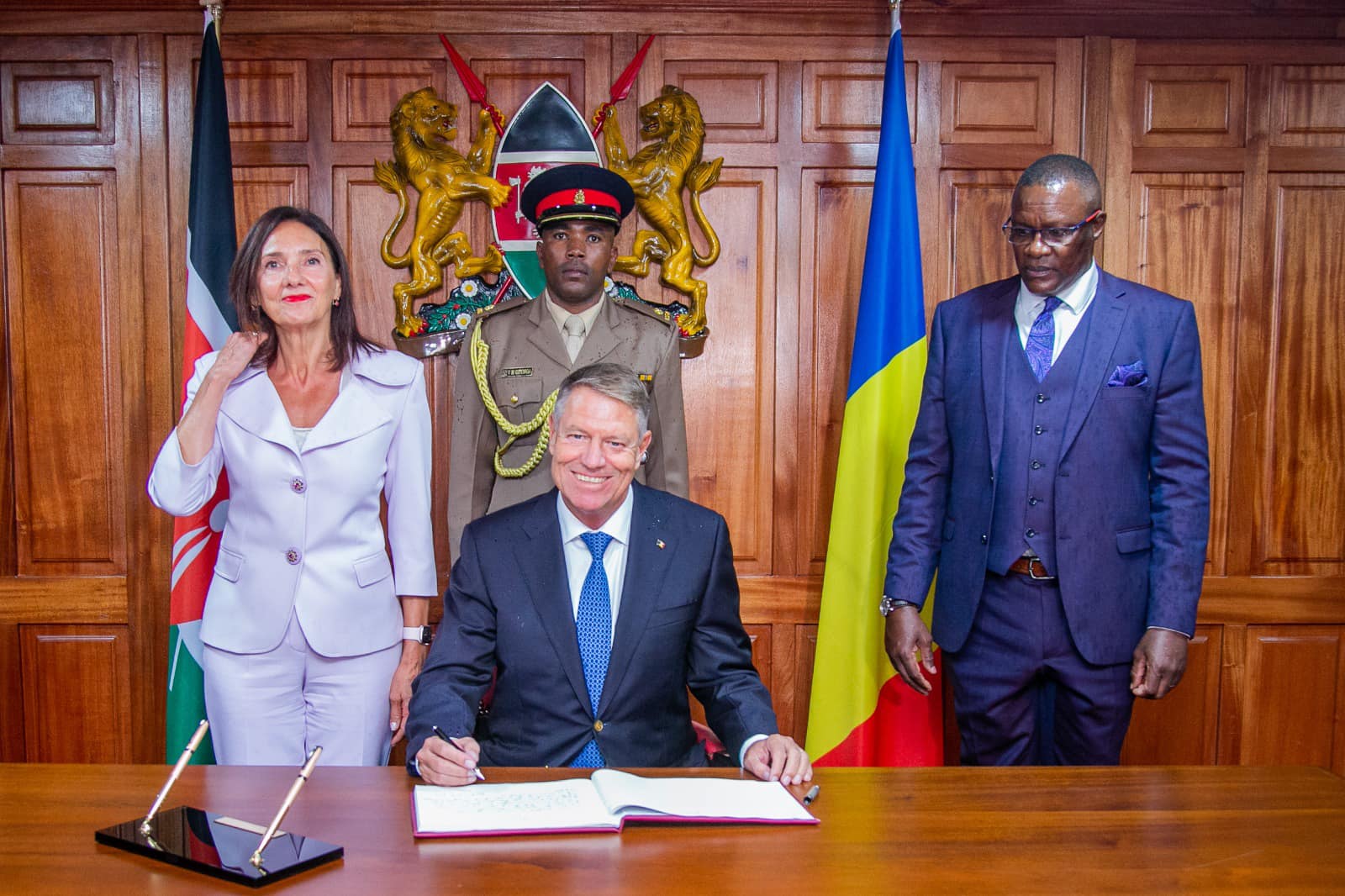 Carmen Iohannis, apariție elegantă de mână cu Klaus Iohannis. Ținuta purtată de Prima Doamnă i-a surprins pe toți, rar o vezi așa