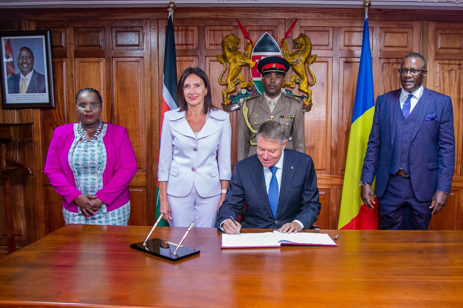 Carmen Iohannis, apariție elegantă de mână cu Klaus Iohannis. Ținuta purtată de Prima Doamnă i-a surprins pe toți, rar o vezi așa