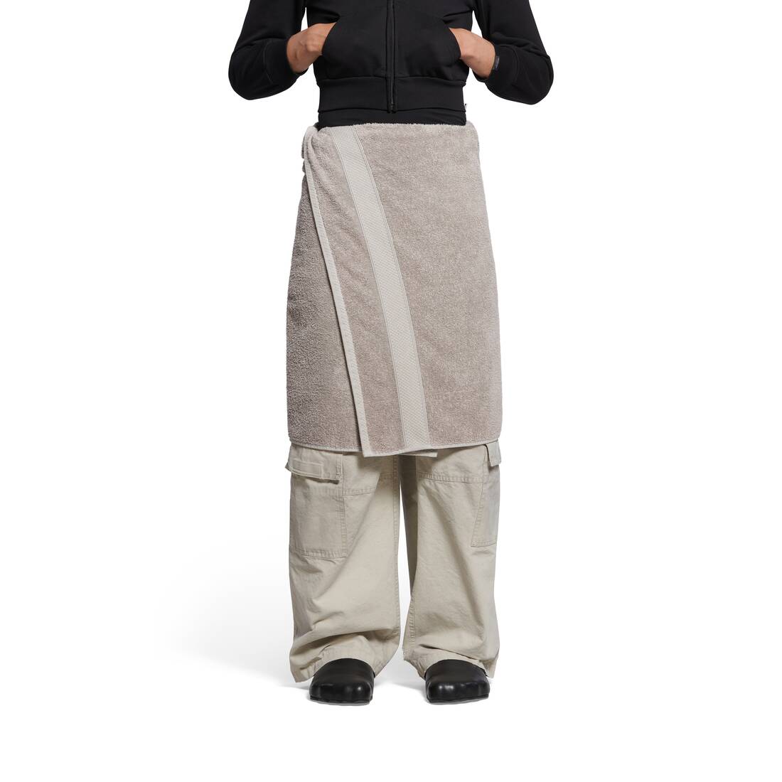 Ce caracteristici are fusta prosop de la Balenciaga, care costă 4200 lei. Cum justifică prețul