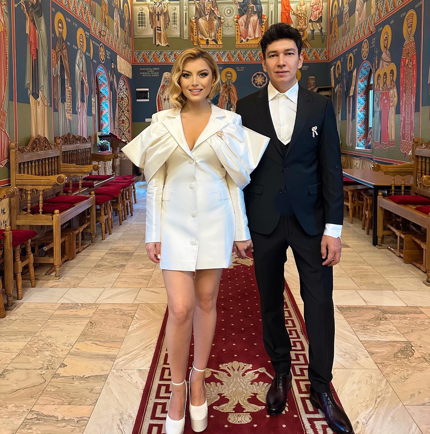 Ce rochie a îmbrăcat Elena Gheorghe ca nașă de botez, în biserică. A avut o apariție impecabilă. Imagini impresionante