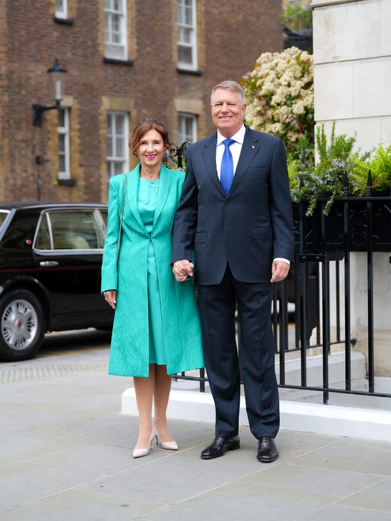 Cele mai scumpe ținute purtate de Carmen Iohannis de-a lungul timpului. Cât costă rochiile Primei Doamne