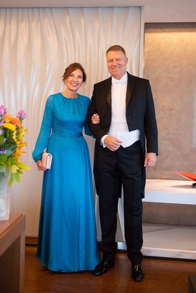 Cele mai scumpe ținute purtate de Carmen Iohannis de-a lungul timpului. Cât costă rochiile Primei Doamne