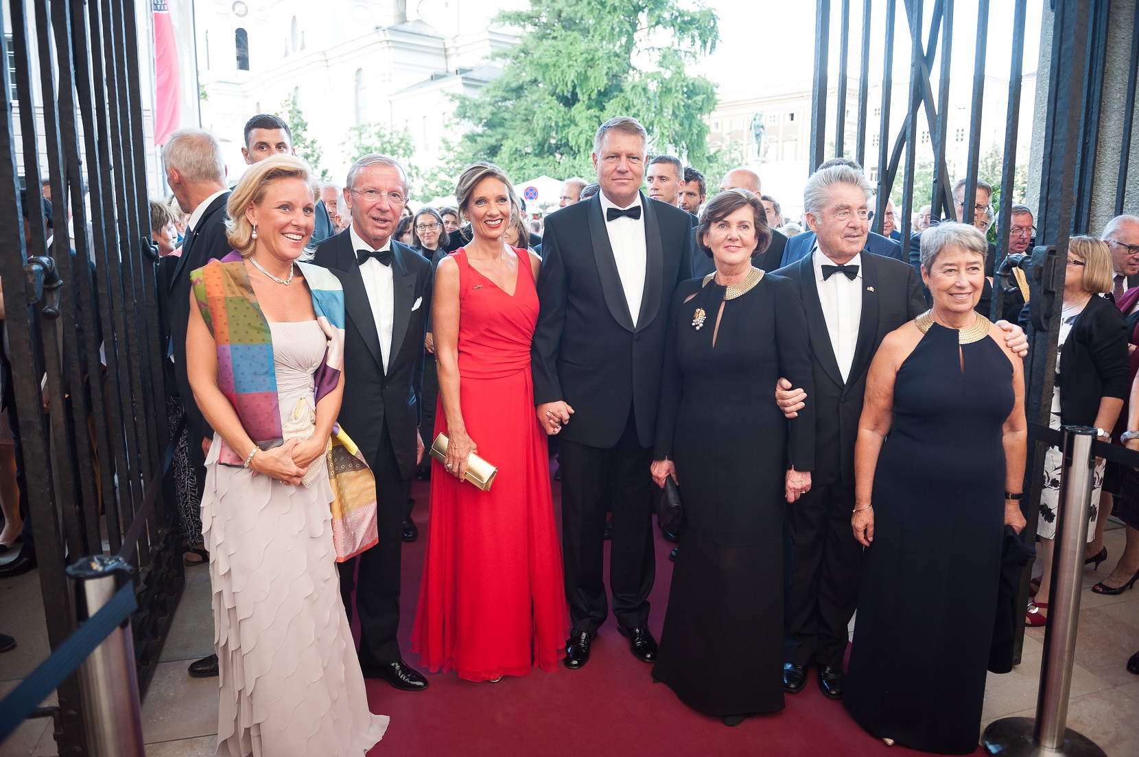 Cele mai scumpe ținute purtate de Carmen Iohannis de-a lungul timpului. Cât costă rochiile Primei Doamne