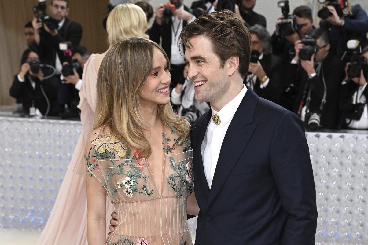 Cine este Suki Waterhouse, iubita lui Robert Pattinson. Actorul din "Twilight" și aleasa lui vor deveni părinți
