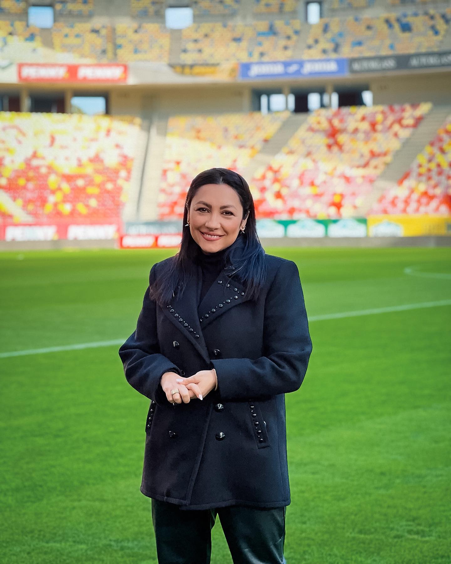 Cum a apărut Andra pe stadion, înainte de meciul România-Elveția. Artista va cânta imnul naționa, fanii sunt în extaz