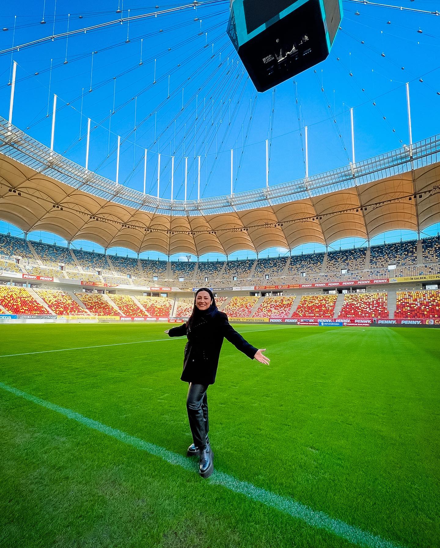 Cum a apărut Andra pe stadion, înainte de meciul România-Elveția. Artista va cânta imnul naționa, fanii sunt în extaz: “Felicitări și succes!”