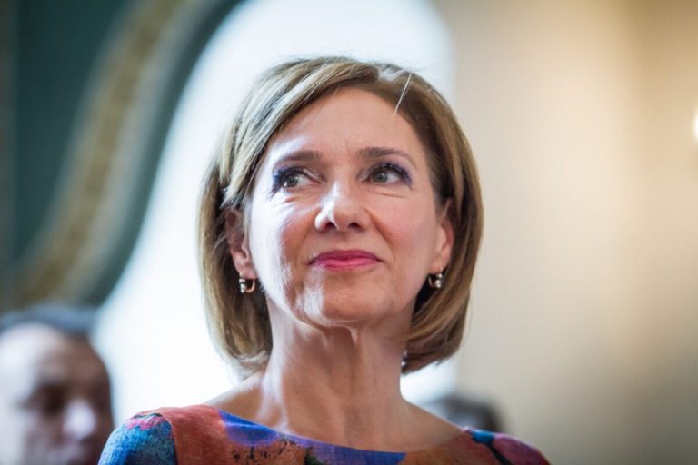 Cum arăta Carmen Iohannis în adolescență. Imagini de colecție cu soția președintelui României, puțini o știu așa