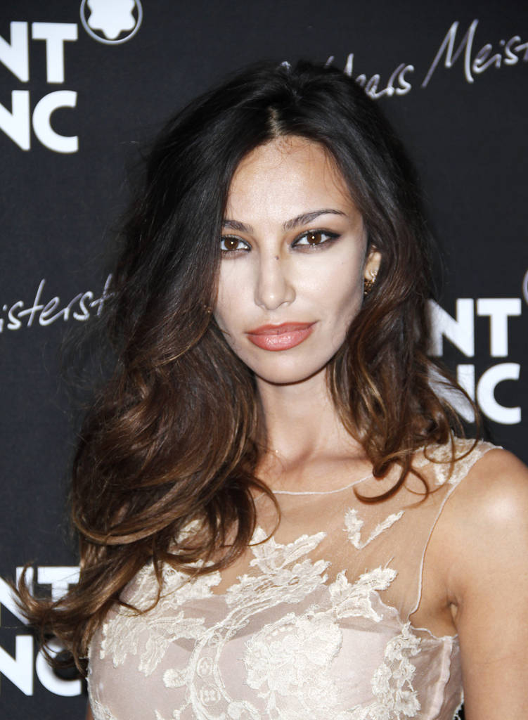 Cum arăta Mădălina Ghenea înainte să devină celebră. Transformarea e fabuloasă, cu greu o recunoști