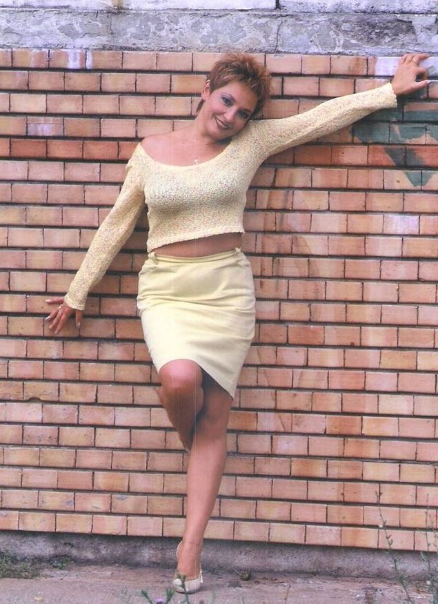 Cum arăta Mihaela Tatu în adolescență. Fosta prezentatoare "De 3 X femeie" poza provocator, în fuste scurte, și cu buricul la vedere