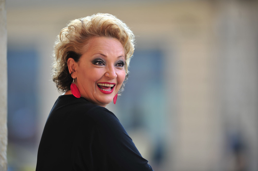 Cum arăta Mihaela Tatu în adolescență. Fosta prezentatoare "De 3 X femeie" poza provocator, în fuste scurte, și cu buricul la vedere