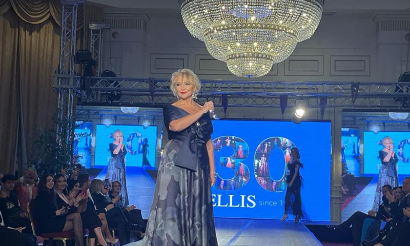 Cum arăta Mihaela Tatu în adolescență. Fosta prezentatoare "De 3 X femeie" poza provocator, în fuste scurte, și cu buricul la vedere