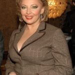 Cum arăta Mihaela Tatu în adolescență. Fosta prezentatoare "De 3 X femeie" poza provocator, în fuste scurte, și cu buricul la vedere
