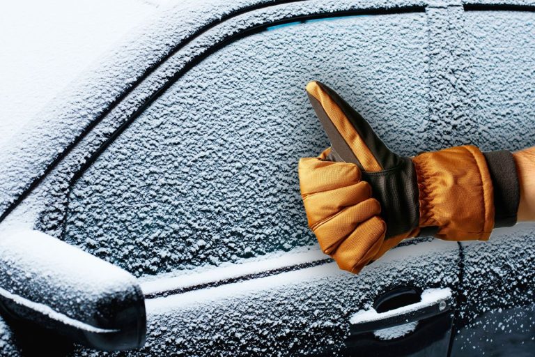 Cum să dezgheți rapid geamurile mașinii. Trucul banal care e la îndemâna oricărui șofer