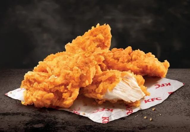 De unde provine de fapt carnea de pui de la KFC. Secretul celebrelor "crispy strips" a ieșit la iveală, nu e așa cum se credea
