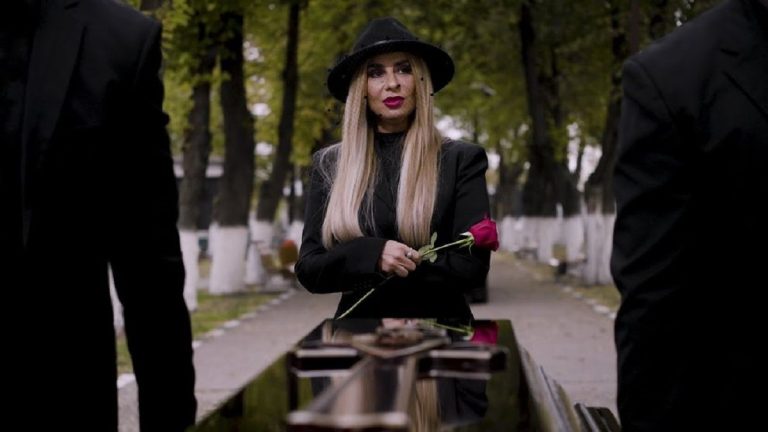 Anamaria Prodan cântă „Soarele Meu” la o înmormântare, în ultimul videoclip al lui Theo Rose. Mesaj către Reghe? “Ti-am dat bani, ți-am luat mașină” VIDEO