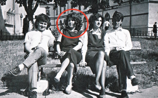 Iti vine sa crezi că fata din poza este Elena Udrea