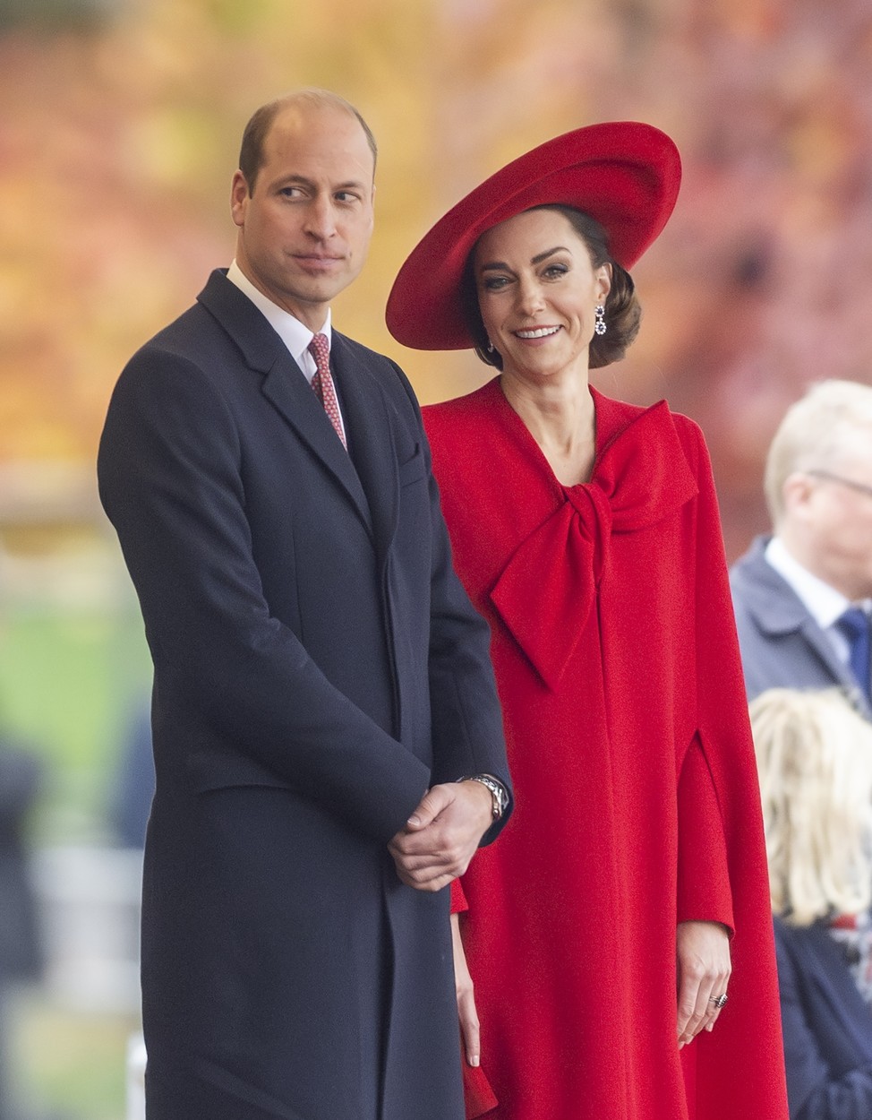 Kate Middleton, apariție de senzație într-o ținută care a lăsat la vedere mai mult decât de obicei. A atras toate privirile în această rochie roșie FOTO