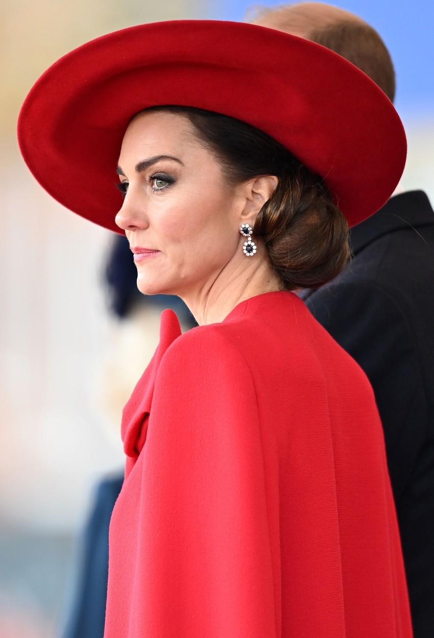 Kate Middleton, apariție de senzație într-o ținută care a lăsat la vedere mai mult decât de obicei. A atras toate privirile în această rochie roșie FOTO