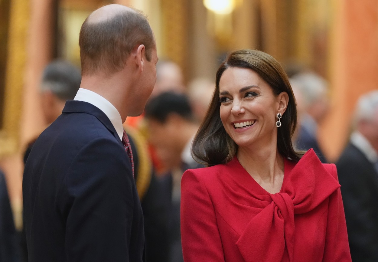 Kate Middleton, apariție de senzație într-o ținută care a lăsat la vedere mai mult decât de obicei. A atras toate privirile în această rochie roșie FOTO