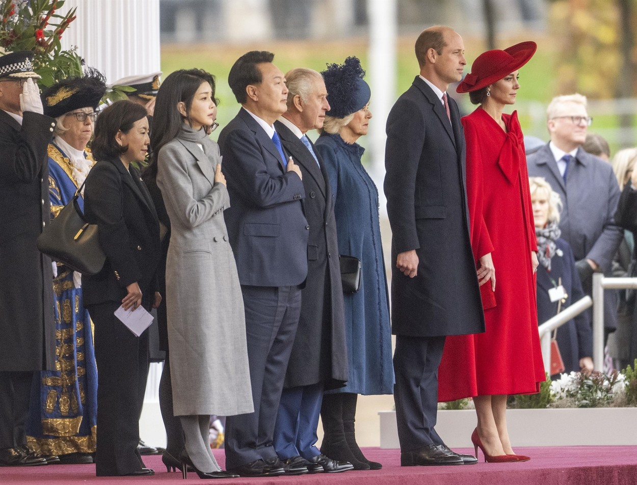 Kate Middleton, apariție de senzație într-o ținută care a lăsat la vedere mai mult decât de obicei. A atras toate privirile în această rochie roșie FOTO