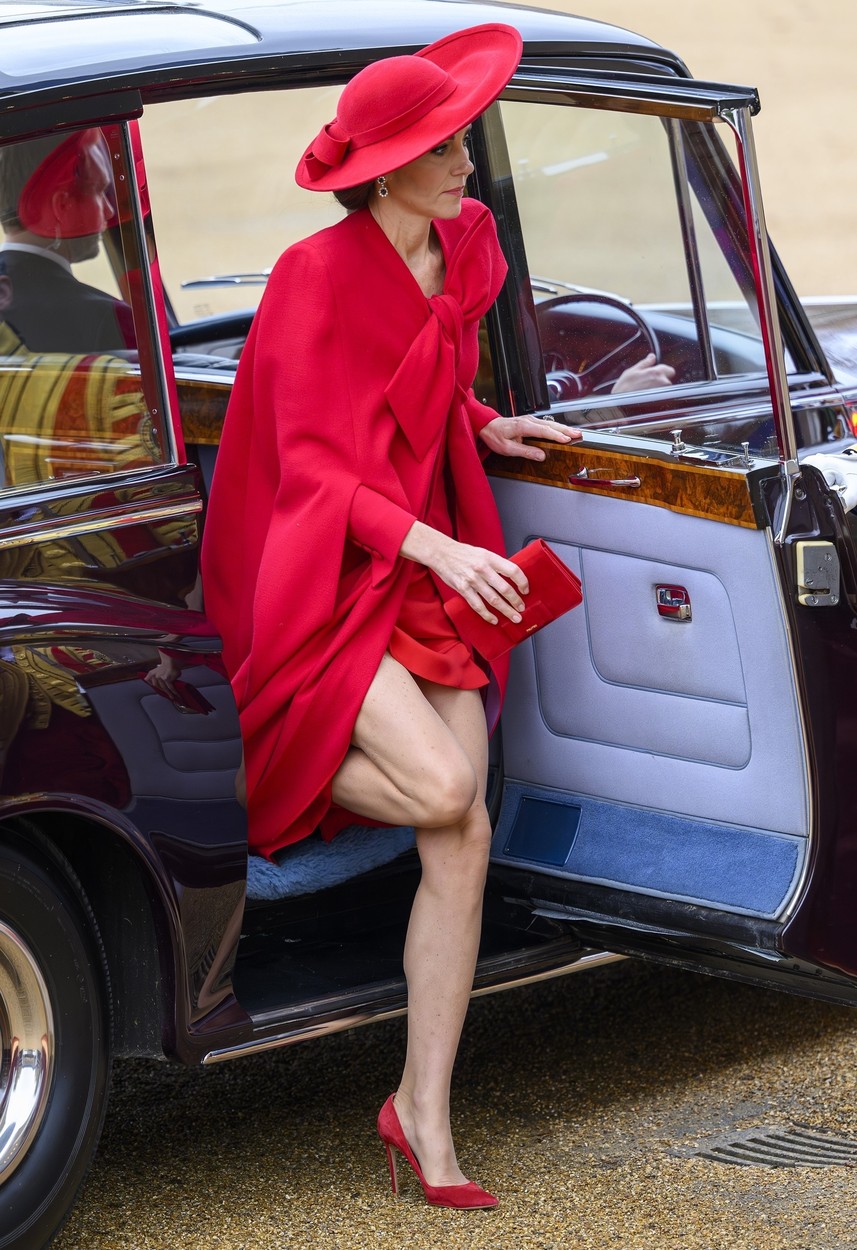 Kate Middleton, apariție de senzație într-o ținută care a lăsat la vedere mai mult decât de obicei. A atras toate privirile în această rochie roșie FOTO