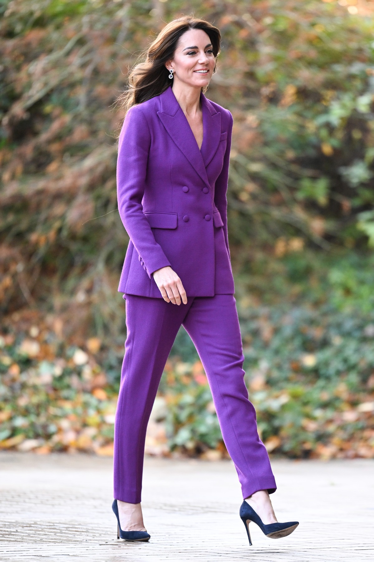 Kate Middleton, ravisantă într-un costum violet. Apariția care a atras toate privirile, soția prințului William a strălucit în această ținută