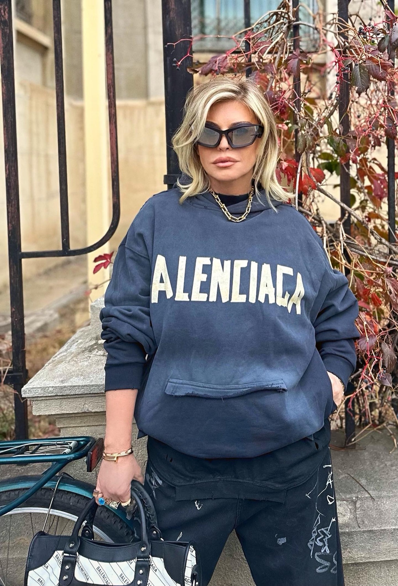 Loredana Groza, ședință foto pe stradă. Cum au reacționat fanii când au văzut-o