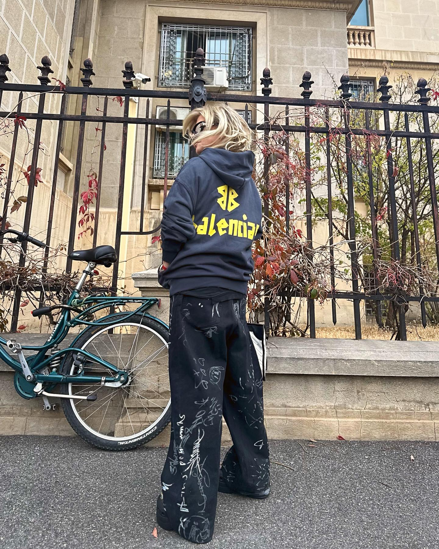 Loredana Groza, ședință foto pe stradă. Cum au reacționat fanii când au văzut-o