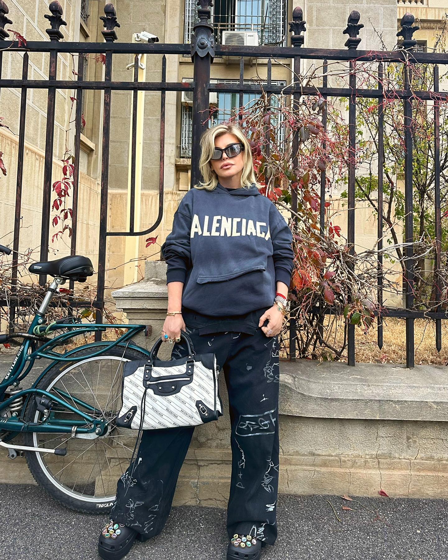 Loredana Groza, ședință foto pe stradă. Cum au reacționat fanii când au văzut-o